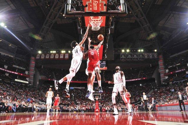  字母哥暴扣准绝杀引沸腾，雄鹿一分险胜篮网延续强势  